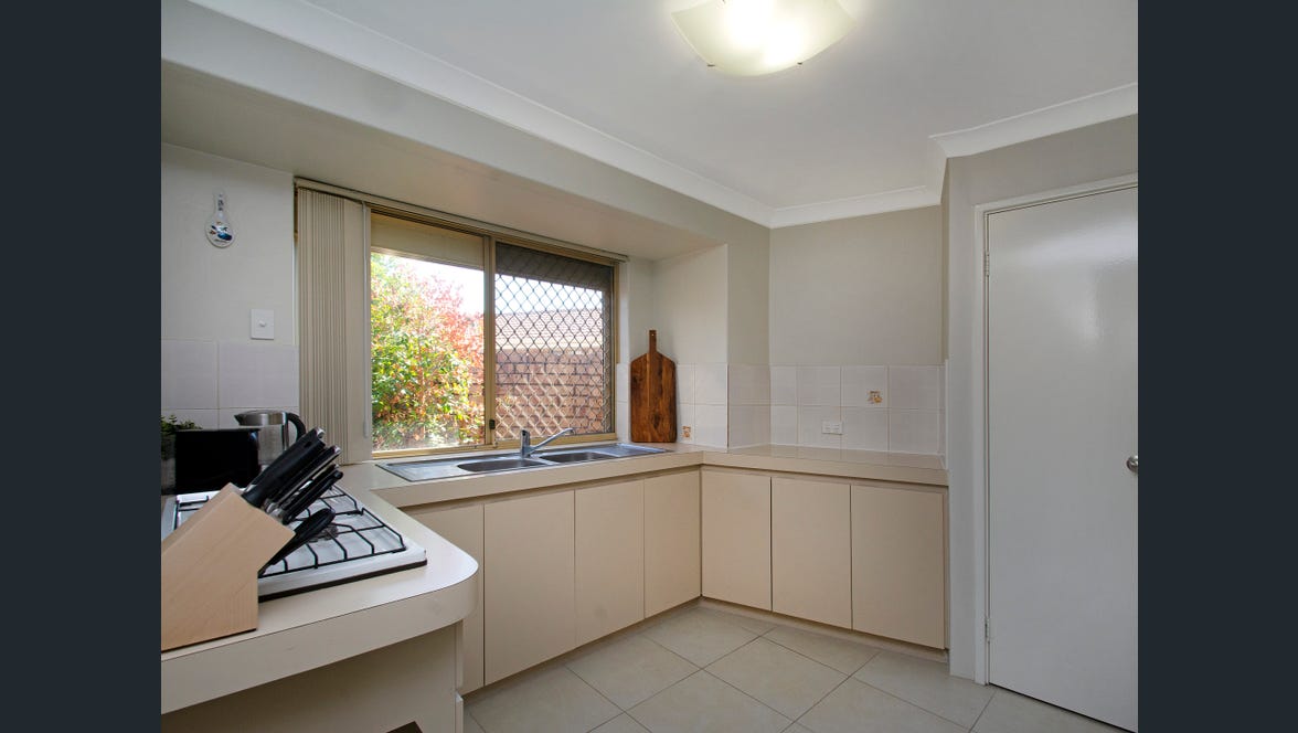 4/8 Hovea Court